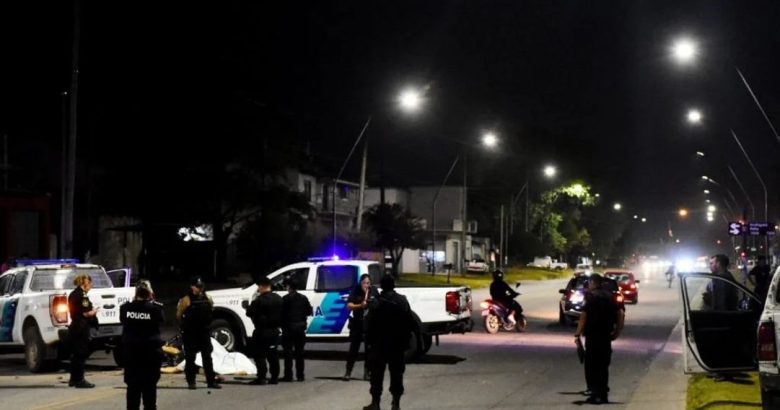 Fatal choque en Mar del Plata: un motociclista murió al impactar contra un patrullero que cortaba la calle Fatal choque en Mar del Plata: un motociclista murió al impactar contra un patrullero que cortaba la calle