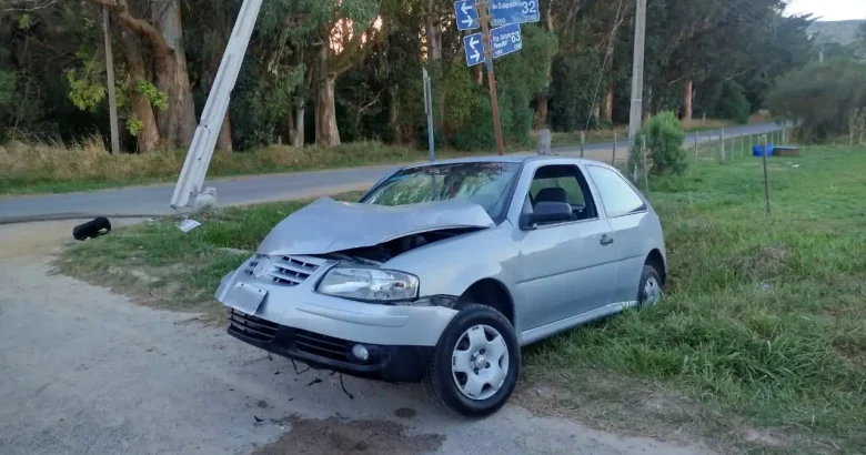 Accidente en 32 y 63: chocó contra un poste, se negó al test de alcoholemia y le retuvieron el auto