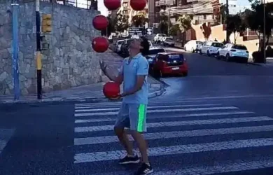 De Balcarce al mundo: la increíble historia del artista de los semáforos que deslumbra en Mar del Plata con cinco pelotas