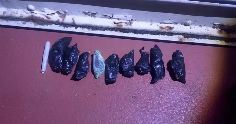 La policía aprehendió a un joven que poseía 9 envoltorios de marihuana