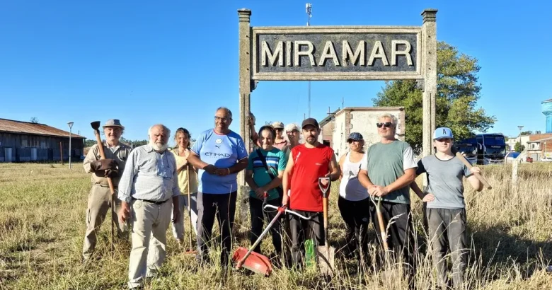 Vecinos realizaron una jornada de limpieza en la estación de Miramar para reclamar la vuelta del tren Vecinos realizaron una jornada de limpieza en la estación de Miramar para reclamar la vuelta del tren