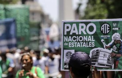 Tras la caída del 35% en los salarios de los estatales, el Gobierno reabre las paritarias